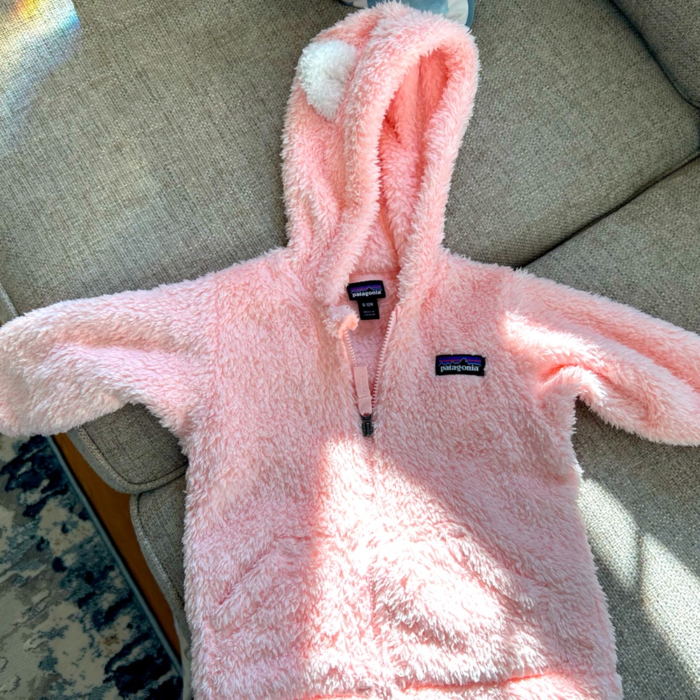 Pategonia like new fleece for baby size 6-12 mo. Worn maybe 2 times ever. Soft
